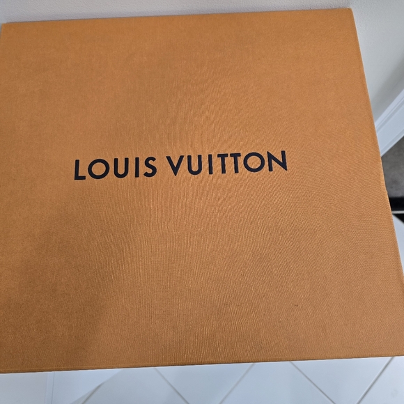Louis vuitton sling bag - Picture 9 of 9